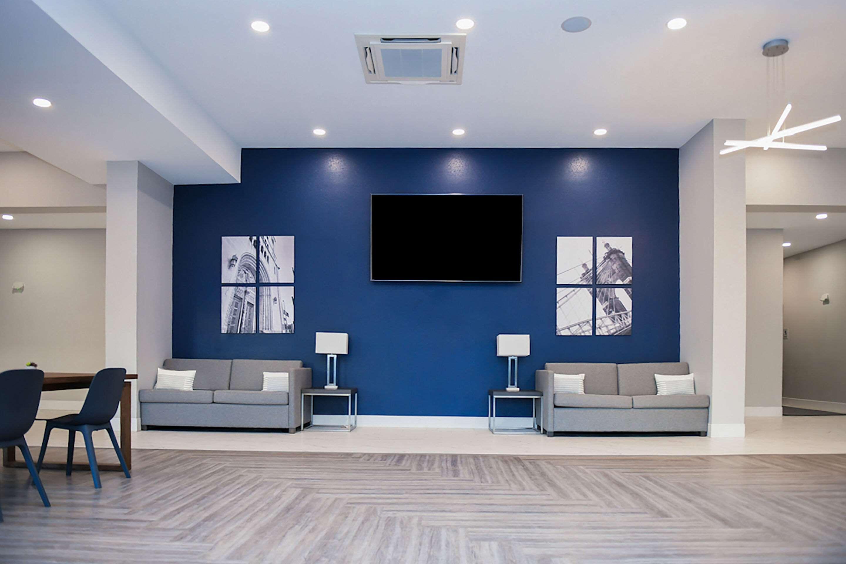 Comfort Suites Cincinnati University - Downtown Экстерьер фото